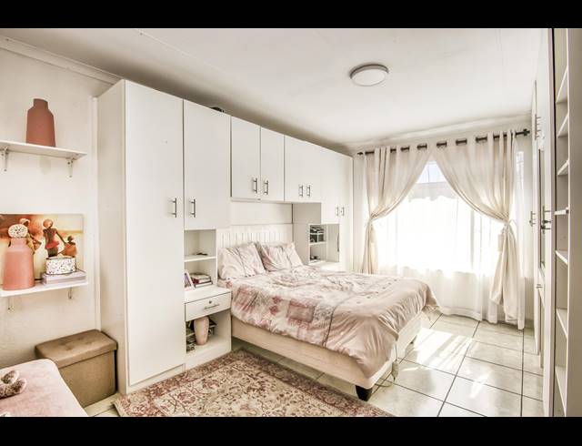 2 BEDROOM SECTIONAL TITLE RENTED IN FERNDALE